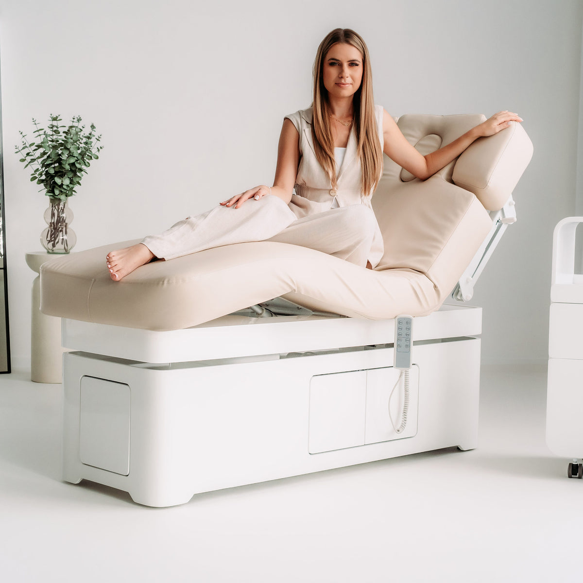 Vellia – elektrische SPA-Liege mit Heizung und Stauraum | Habys