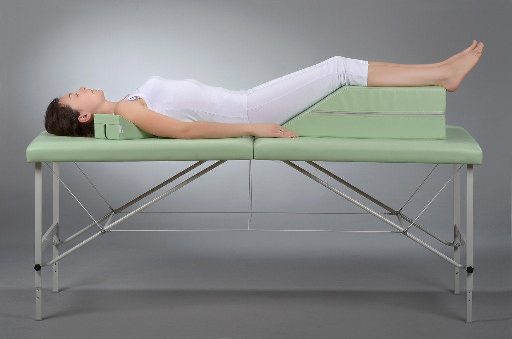 Lagerungskeil für die unteren Extremitäten während der Bauchmassage | 70/40x40x20 | Polsterung Vinyl Flex