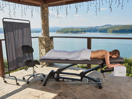 Osteopathie und General Osteopathic Treatment – wie die elektrische Massageliege die Arbeit des Osteopathen unterstützt