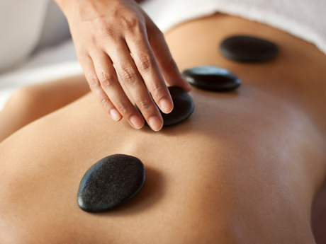 Hot Stone Steine in der Physiotherapie – wie Wärmebehandlung in der Therapie von Schmerzen und Muskelverspannungen eingesetzt werden kann